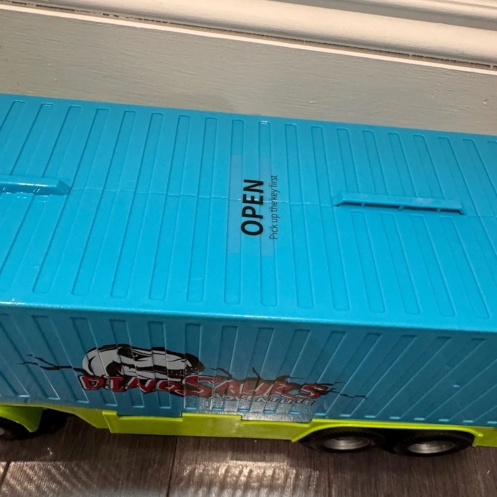 NWOT Dinosaur Adventure EXTENDABLE 47in Transport Truck TRACK - 6 Cars Included